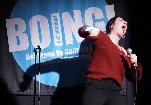 Alicja Heldt im BOING! Comedy Club. Foto von Lisa Spielmann.

BOING! Podcast - Comedians mal ehrlich.
